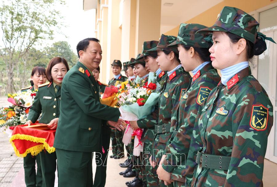 Thăm, tặng quà lực lượng luyện tập tham gia diễu binh, diễu hành kỷ niệm 50 năm Ngày giải phóng miền Nam