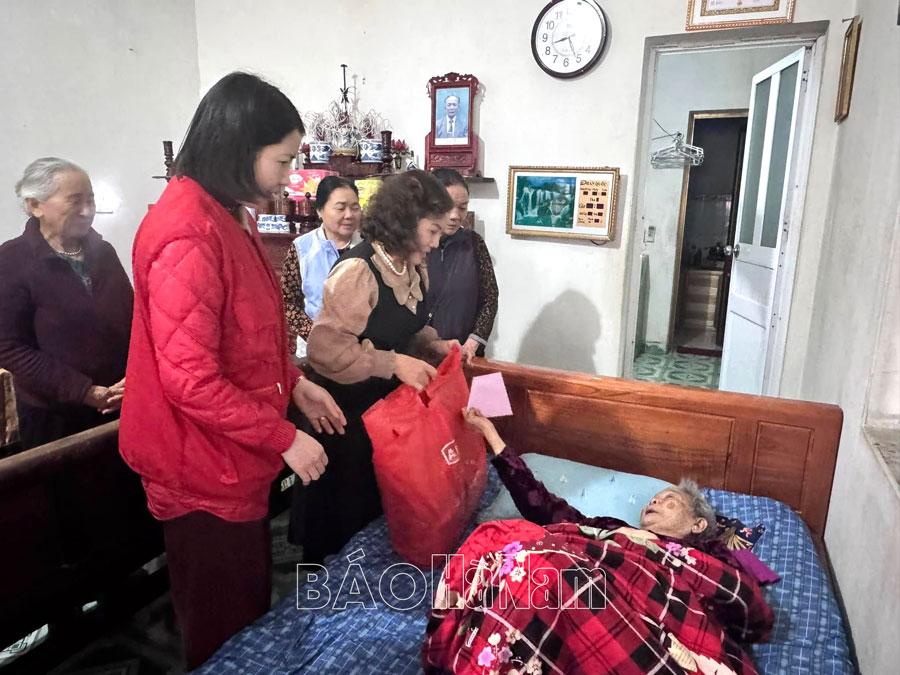 Trao xe lăn cho người hoàn cảnh khó khăn tại xã Kim Bình