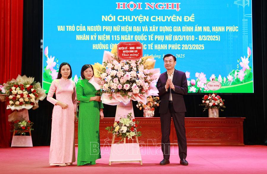 Nói chuyện chuyên đề “Vai trò của người phụ nữ hiện đại và xây dựng gia đình ấm no, hạnh phúc”