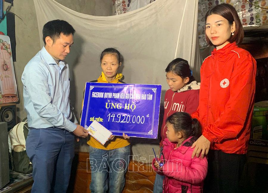 Tặng quà gia đình hoàn cảnh khó khăn tại Thanh Liêm