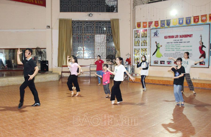 Chuyên nghiệp hóa hoạt động các CLB khiêu vũ thể thao