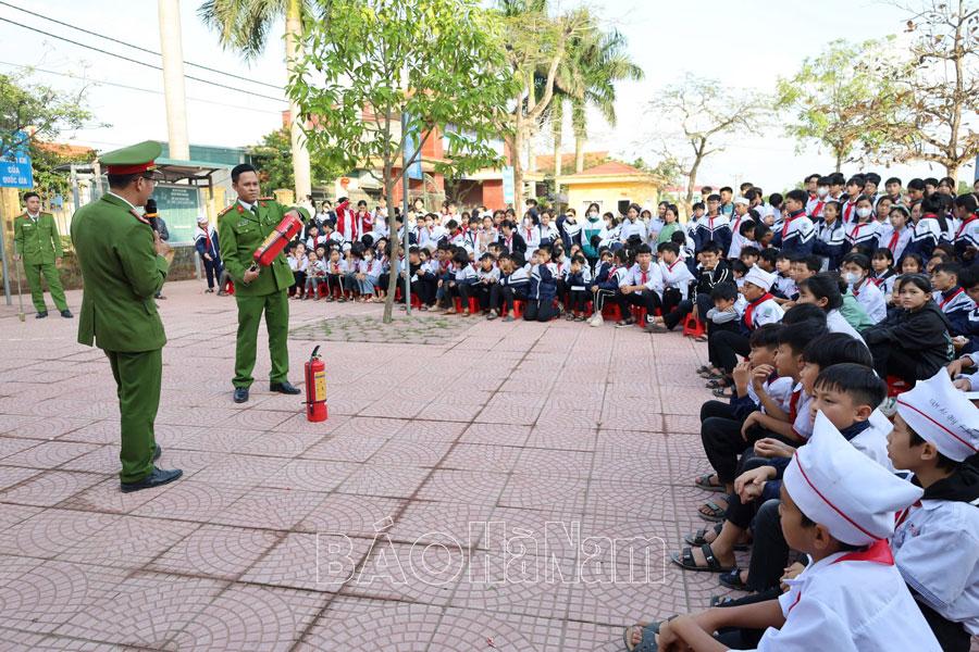 Những việc làm thiết thực theo gương Bác ở Công an xã Đạo Lý