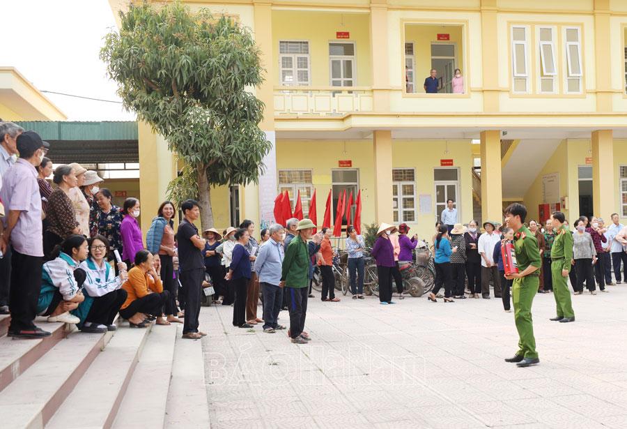 Gần 300 người dân xã Trác Văn được tập huấn nghiệp vụ phòng cháy, chữa cháy và cứu nạn, cứu hộ