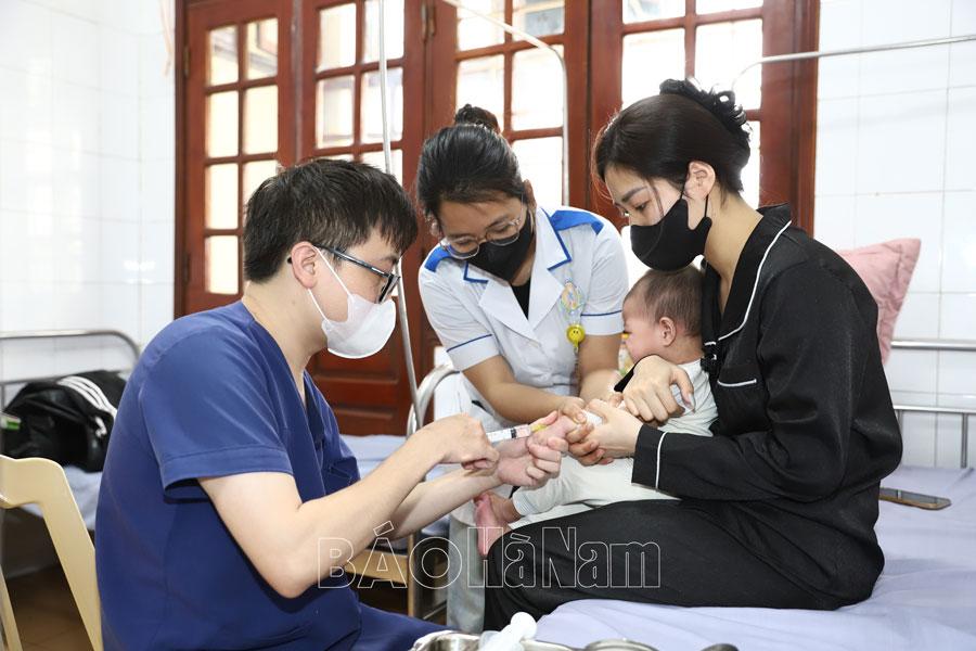 Số bệnh nhi mắc sởi tăng trong 2 tuần trở lại đây