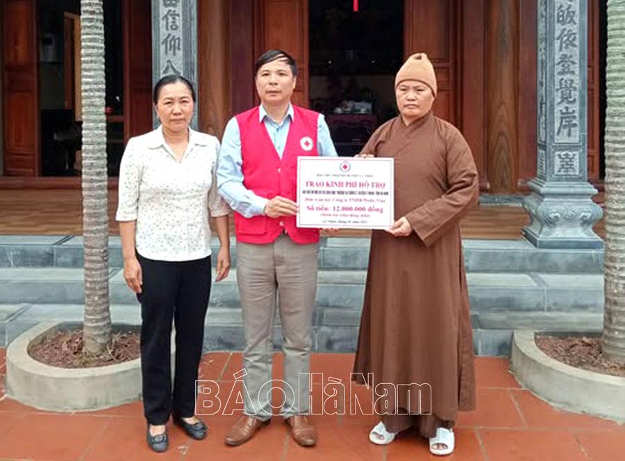 Hội Chữ thập đỏ Lý Nhân trao kinh phí hỗ trợ cho trẻ mồ côi tại chùa Mạc Thượng