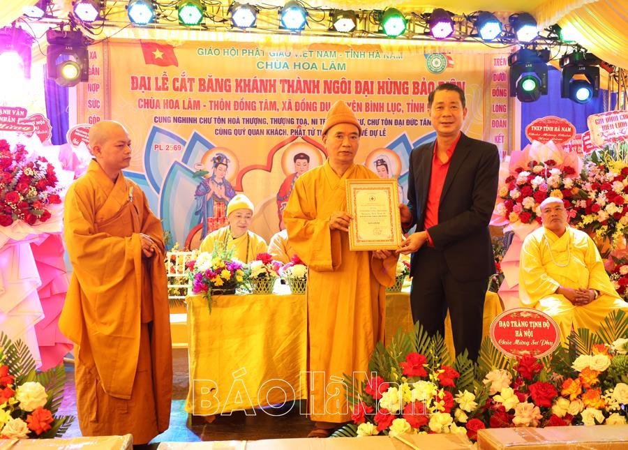 Hội Chữ thập đỏ tỉnh trao tặng xe lăn và quà cho các hộ gia đình khó khăn ở Bình Lục