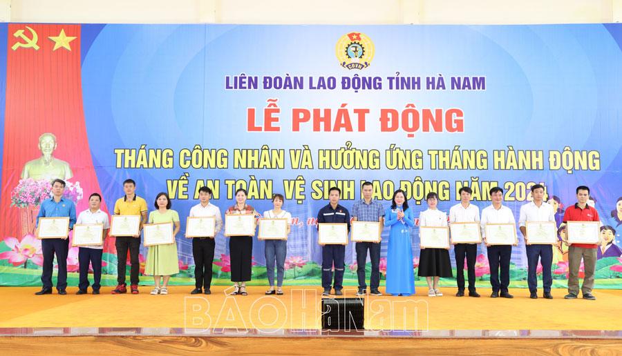 Đẩy mạnh phong trào thi đua “Lao động giỏi, lao động sáng tạo”
