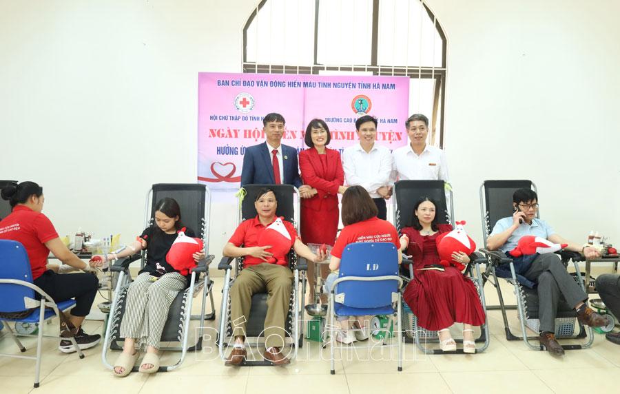 Tôn vinh các tập thể, cá nhân, gia đình tiêu biểu trong phong trào hiến máu tình nguyện năm 2025