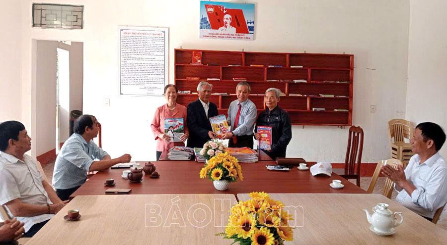 Hội nhà báo tỉnh Hà Nam tặng báo, tạp chí cho Thư viện thôn Vực Trại Nhuế