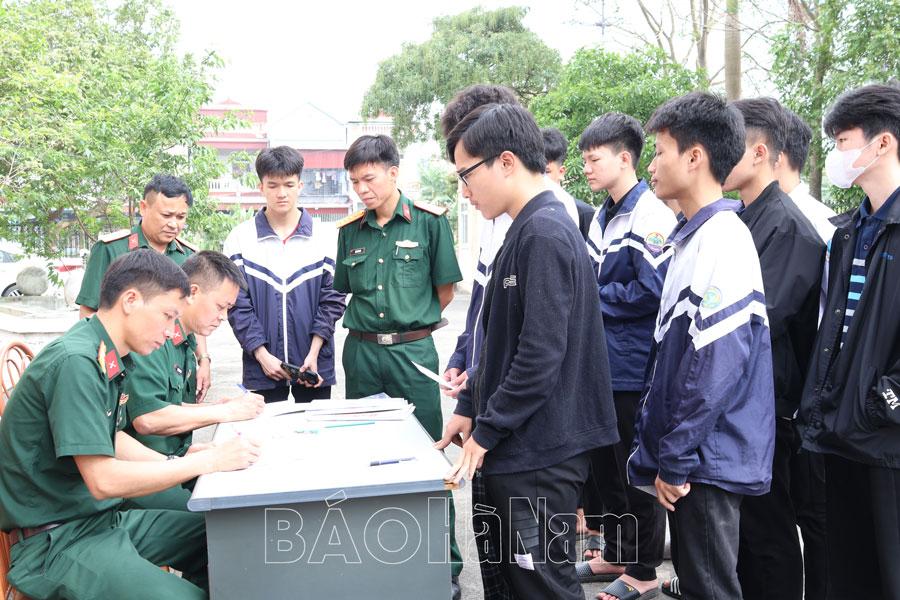 Kim Bảng khám sức khỏe tuyển sinh quân sự cho 80 thí sinh