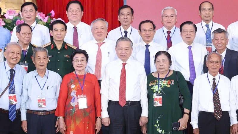 Tổng Bí thư Tô Lâm gặp mặt cán bộ lão thành cách mạng, người có công, gia đình chính sách tiêu biểu