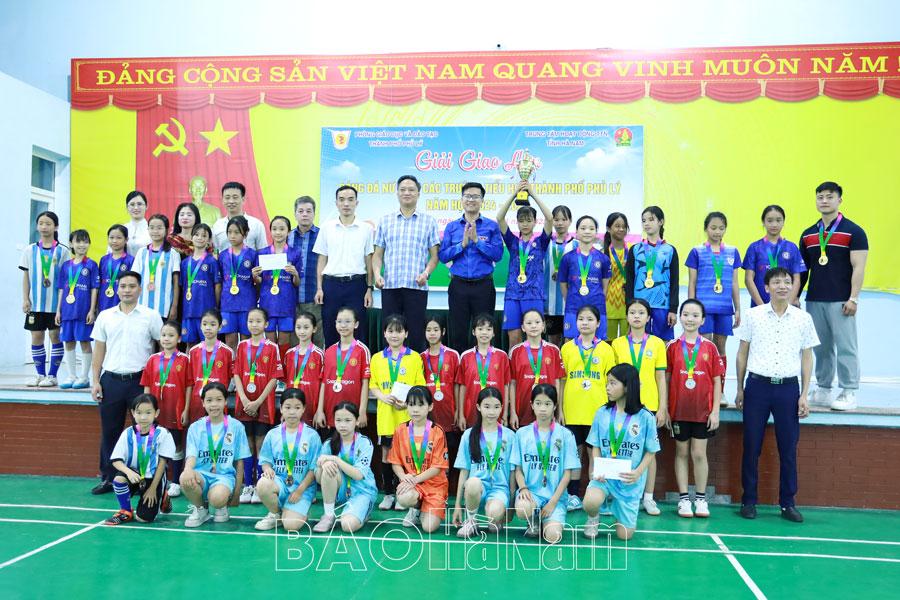 Trường Tiểu học Trịnh Xá đoạt chức Vô địch Giải giao lưu Câu lạc bộ Bóng đá nữ các trường tiểu học thành phố Phủ Lý