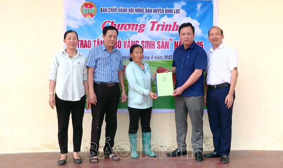 Hội Nông dân huyện Bình Lục trao tặng bò vàng sinh sản cho 2 hộ hội viên