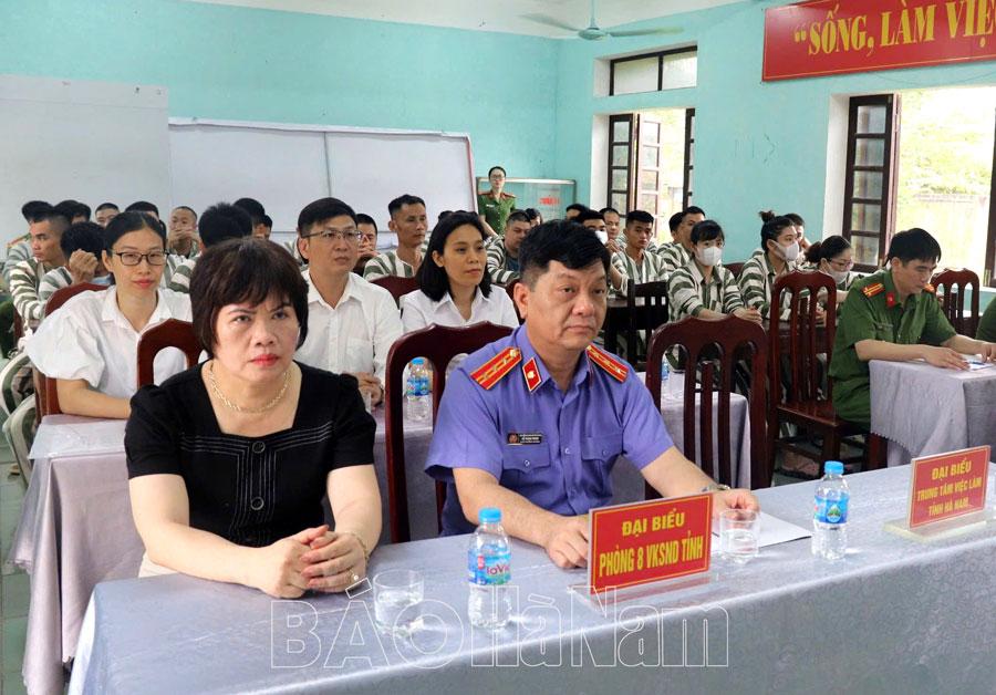 Tư vấn, định hướng việc làm cho 45 phạm nhân trong diện đặc xá và chấp hành xong án phạt tù
