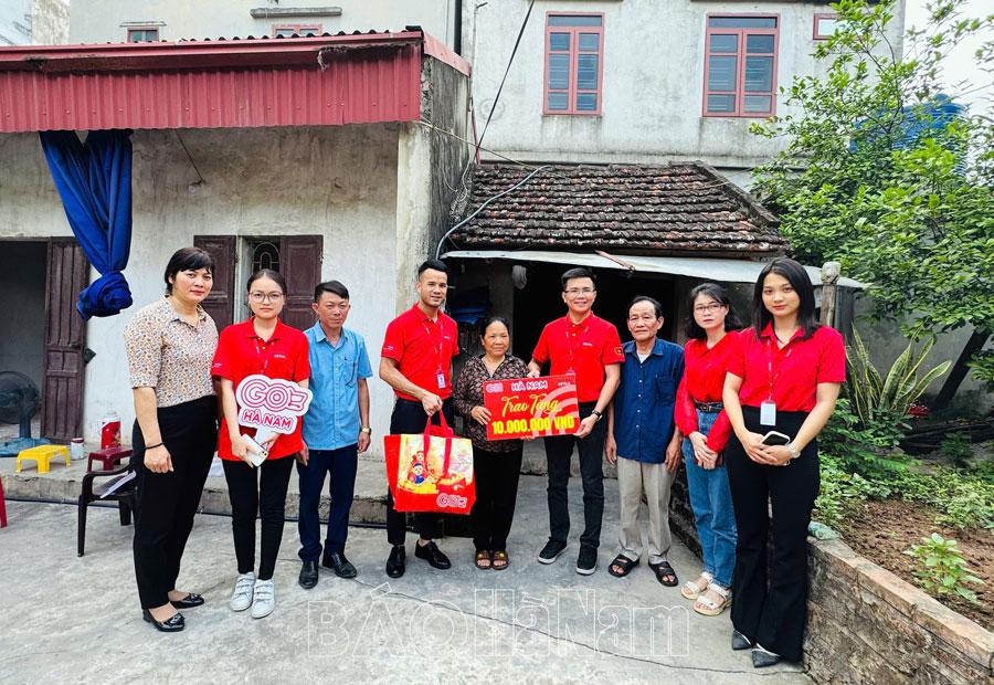 Trao kinh phí hỗ trợ cho địa chỉ nhân đạo tại thành phố Phủ Lý