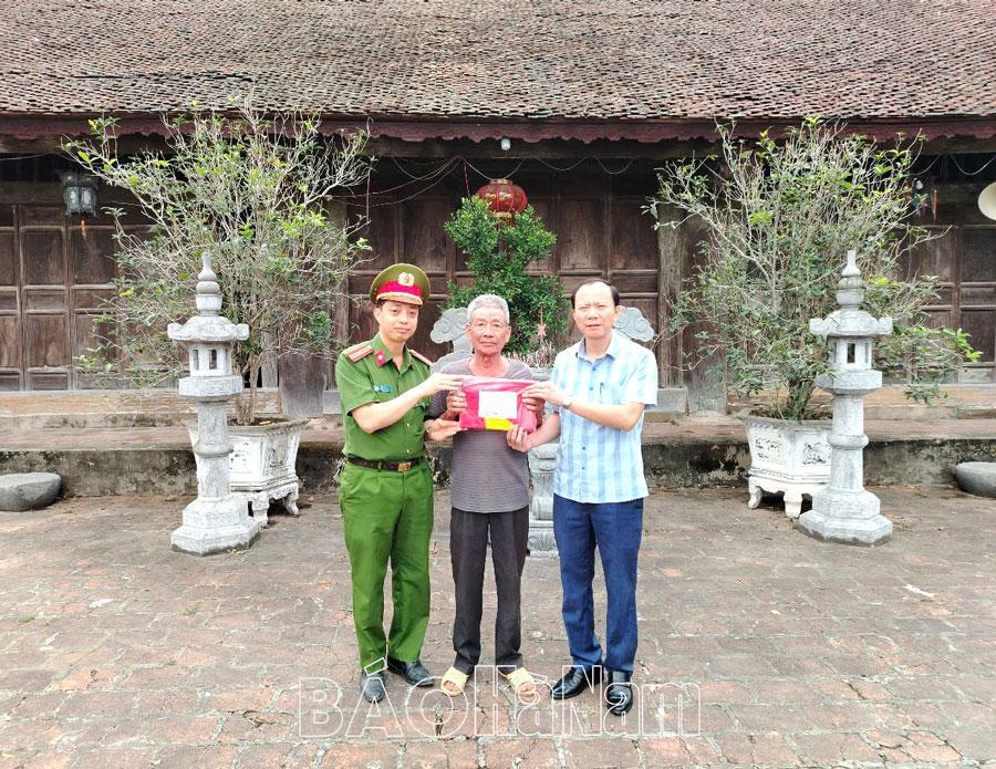 Xã Trác Văn tặng cờ Tổ quốc cho các cơ sở tôn giáo