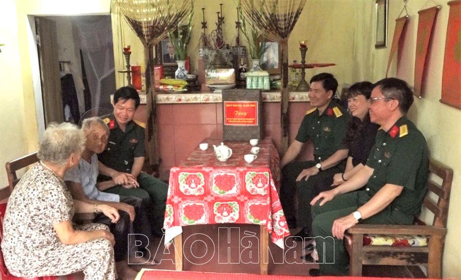 Bộ CHQS tỉnh thăm, tặng quà các đối tượng chính sách