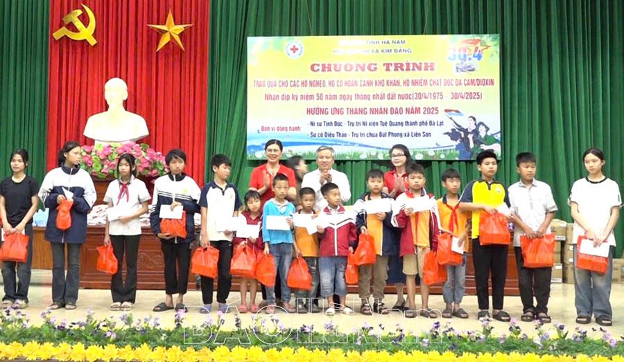Hội Chữ thập đỏ thị xã Kim Bảng tặng quà hộ nghèo, có hoàn cảnh khó khăn, nạn nhân chất độc da cam