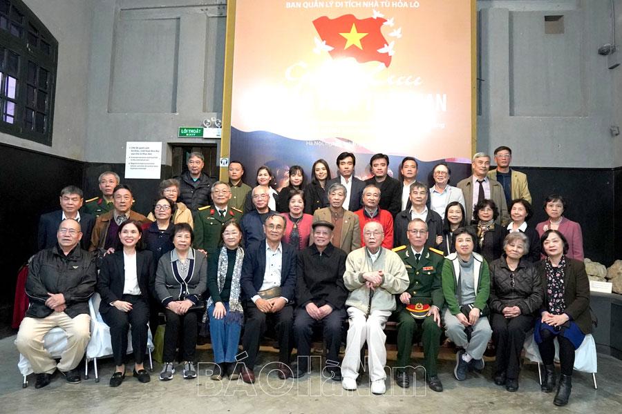 Cuộc gặp gỡ xúc động ở Nhà tù Hỏa Lò của những người con cựu tù