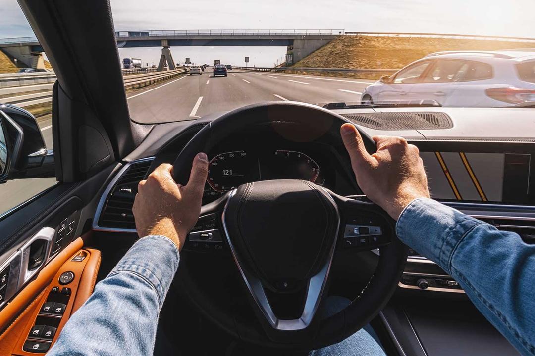 Chuyên gia cảnh báo: Cầm vô lăng sai cách có thể nguy hiểm hơn bạn tưởng