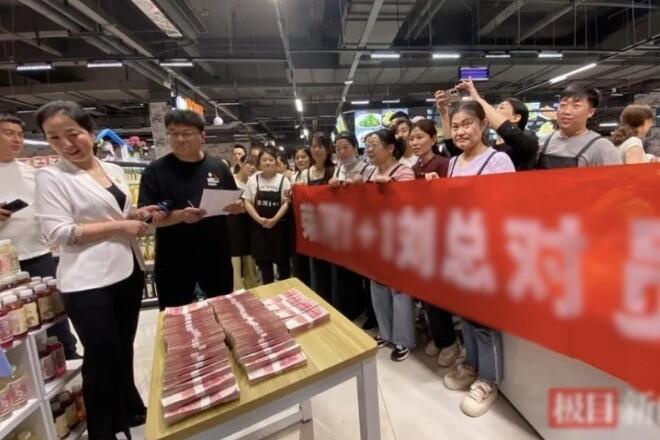 Đầu tư vàng lãi lớn, ông chủ chia thưởng hàng chục tỷ đồng cho nhân viên