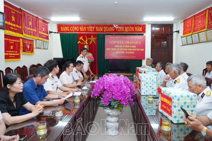 Trao tặng quà của Quân chủng Hải quân cho các gia đình chính sách, CCB Hải quân