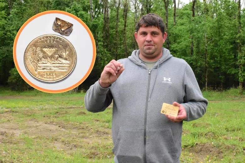 Dạo chơi trong công viên, người đàn ông nhặt được viên kim cương quý giá