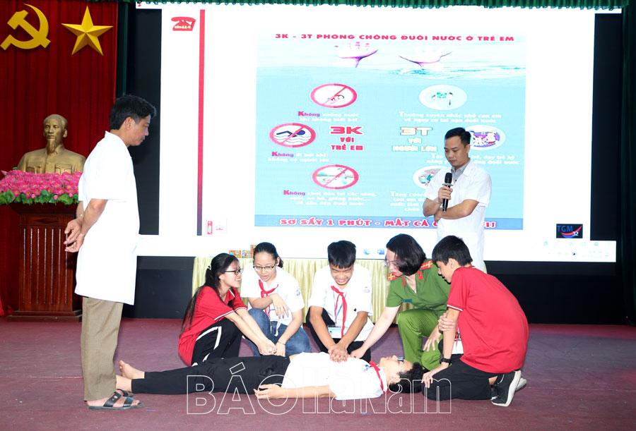 Tập huấn kỹ năng phòng, chống đuối nước và bạo lực học đường tại Trường THCS Liêm Chính