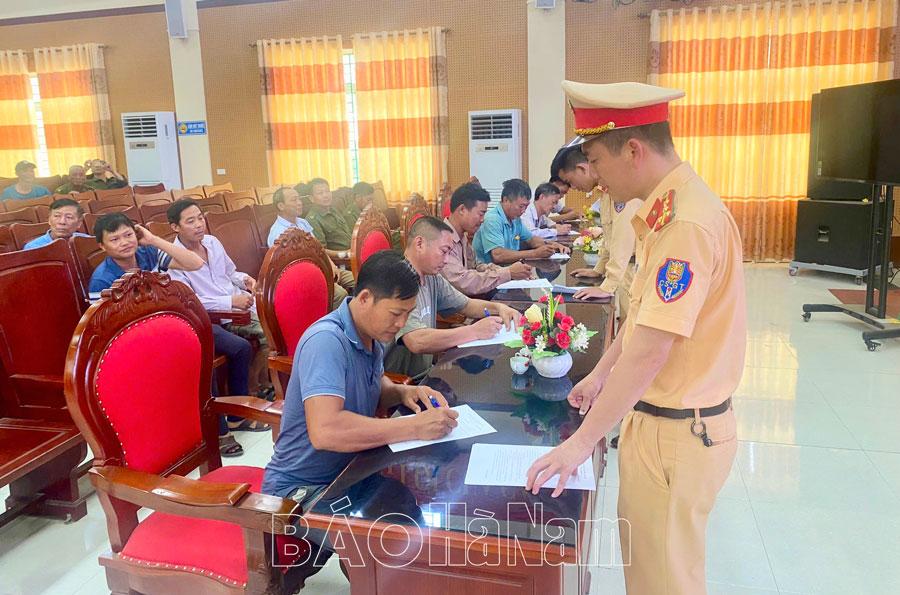 Công an xã Liêm Sơn tổ chức ký cam kết chấp hành pháp luật về trật tự an toàn giao thông
