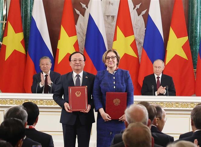Tổng Bí thư Tô Lâm và Tổng thống V. Putin chứng kiến Lễ trao các văn kiện hợp tác