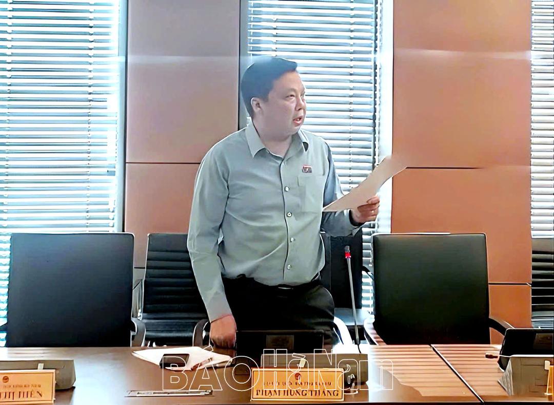 Đoàn đại biểu Quốc hội Hà Nam thảo luận ở tổ về các dự án luật