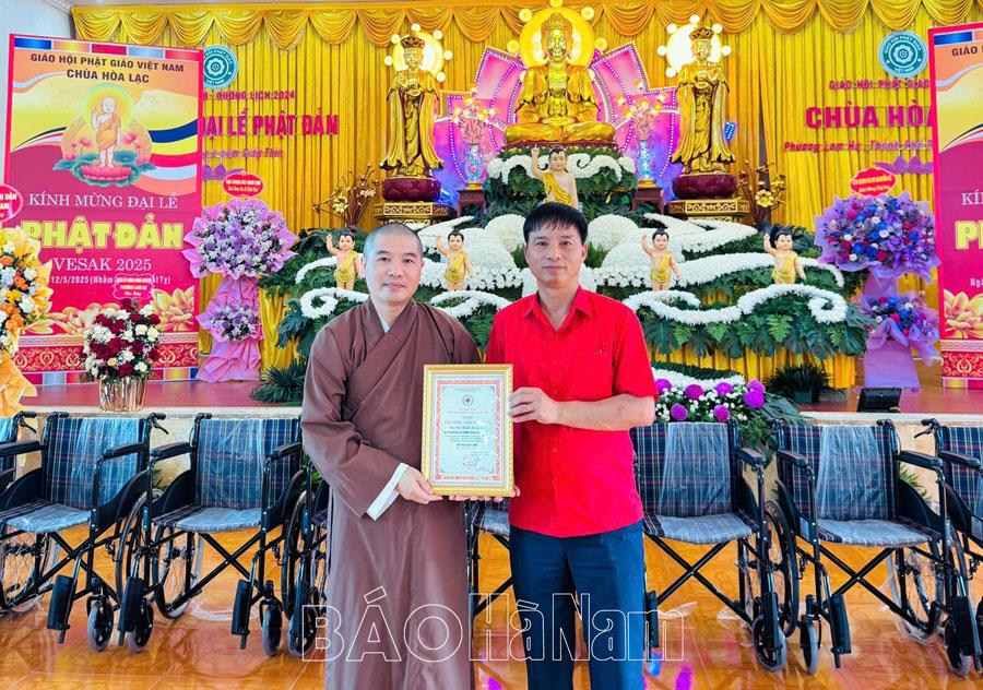 Trao 25 chiếc xe lăn cho người khuyết tật có hoàn cảnh khó khăn