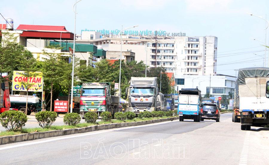 Tăng cường xử lý tình trạng xe ô tô dừng, đỗ không đúng nơi quy định