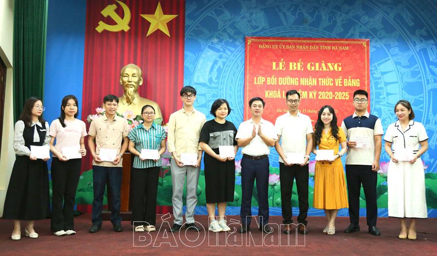 Đảng ủy UBND tỉnh bế giảng lớp bồi dưỡng nhận thức về Đảng