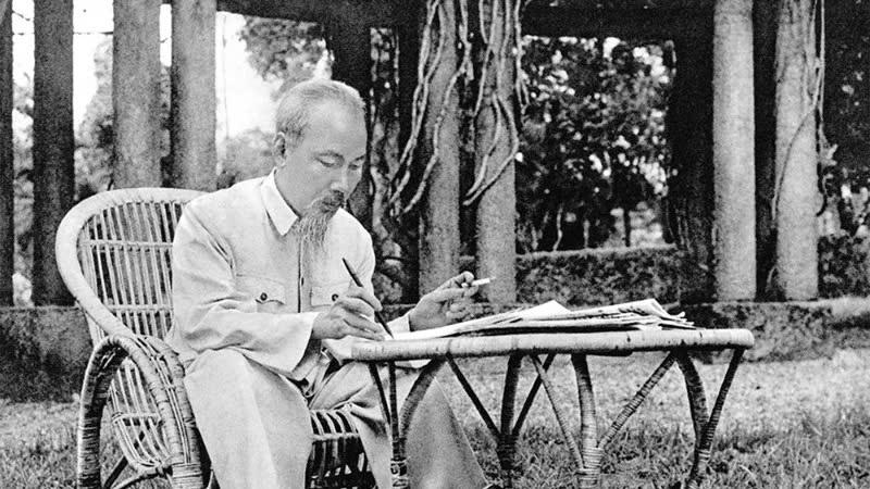 Tấm gương luôn chăm lo nâng cao dân trí, bồi dưỡng nhân tài