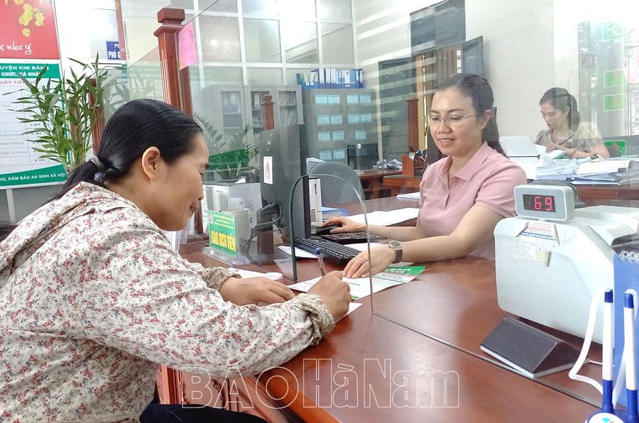 Phòng Giao dịch Ngân hàng CSXH thị xã Kim Bảng: Tận tâm phục vụ khách hàng