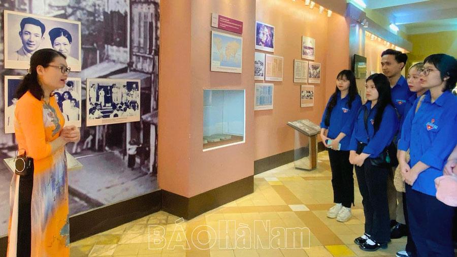 Thăm căn nhà Bác Hồ viết Tuyên ngôn Độc lập