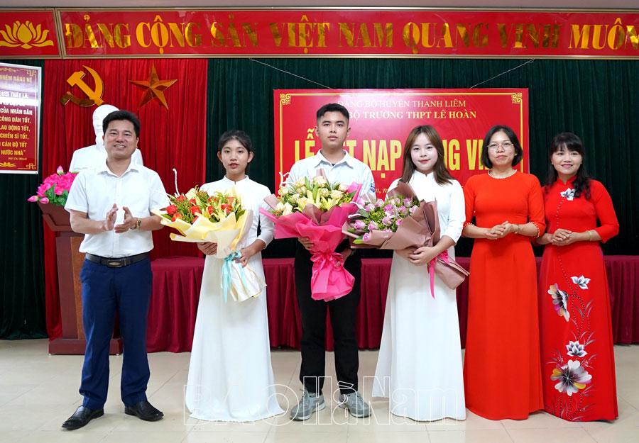 Trường THPT Lê Hoàn kết nạp Đảng cho 3 học sinh lớp 12