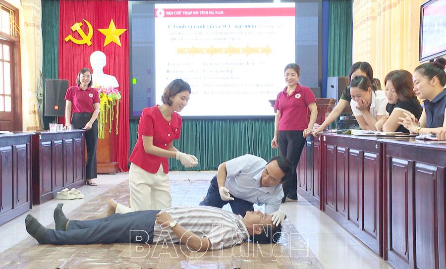 Tập huấn sơ cấp cứu ban đầu cho cán bộ quản lý, giáo viên các trường học của huyện Lý Nhân