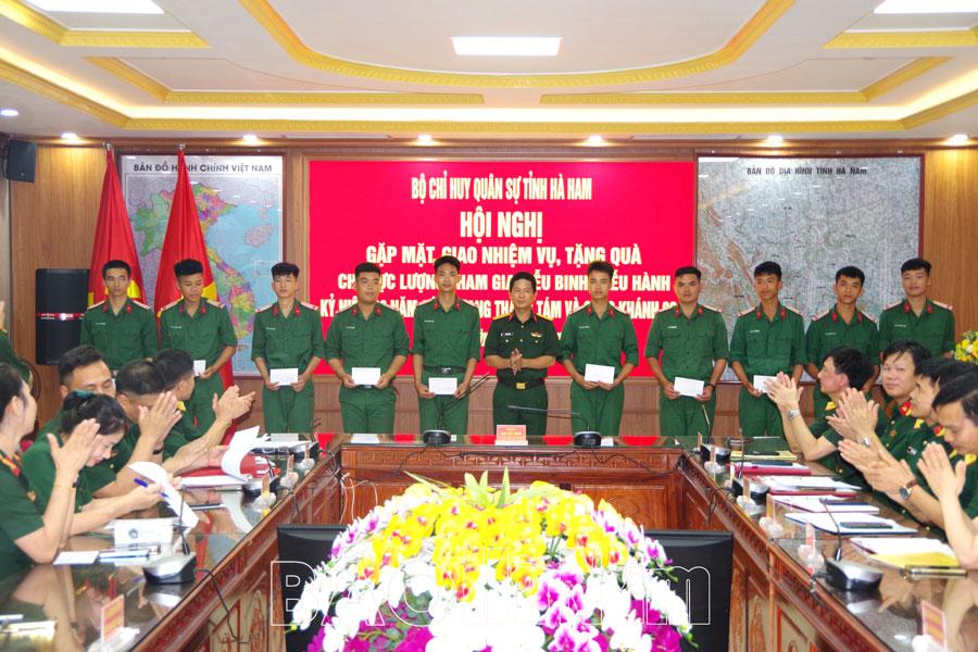 Bộ CHQS cử 21 cán bộ, chiến sĩ tham gia luyện tập diễu binh, diễu hành Lễ Kỷ niệm 80 năm Cách mạng Tháng Tám và Quốc khánh 2/9