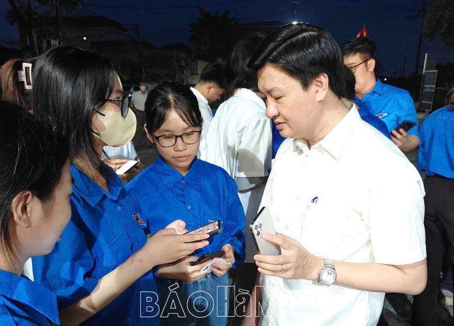 Tặng quà các đội hình thanh niên tình nguyện tham gia hướng dẫn người dân góp ý vào Dự thảo sửa đổi, bổ sung Hiến pháp 2013