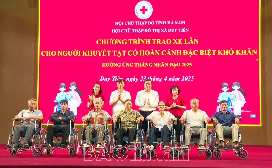 Thiết thực việc trao tặng xe lăn cho người khuyết tật