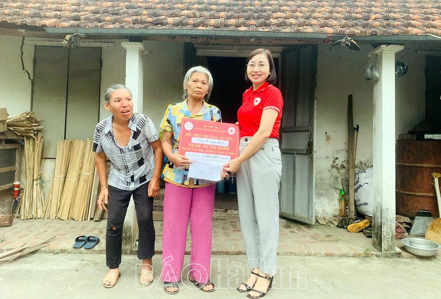 Trao kinh phí hỗ trợ địa chỉ nhân đạo ở Đạo Lý