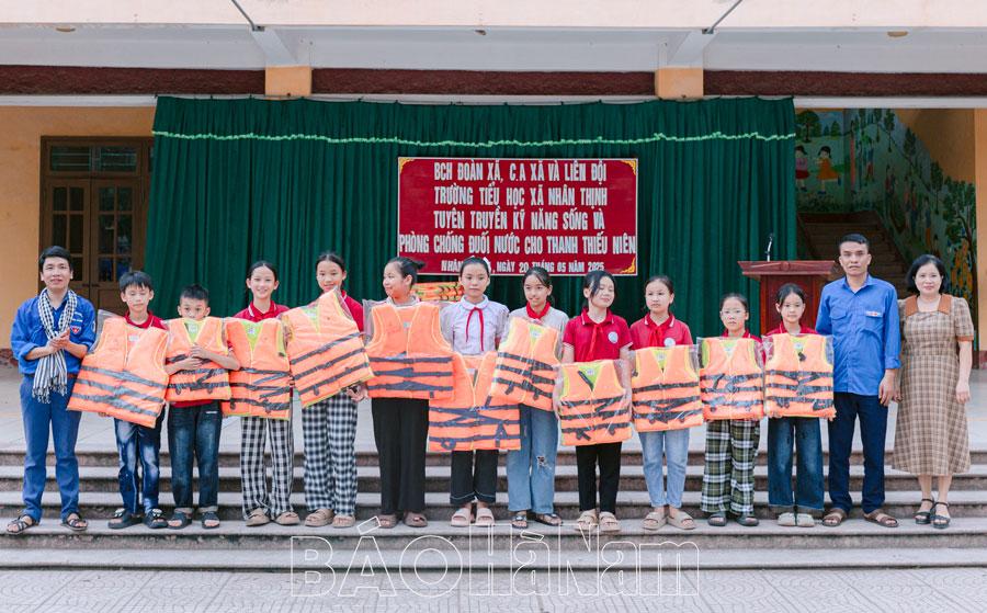 Đội Thanh niên tình nguyện Lý Nhân tích cực nâng cao kỹ năng phòng, chống tai nạn đuối nước cho trẻ em