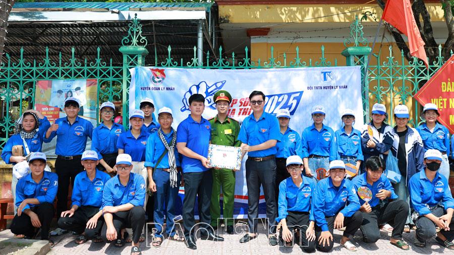 Hàng trăm tình nguyện viên Lý Nhân tham gia hỗ trợ kỳ thi tuyển sinh vào lớp 10