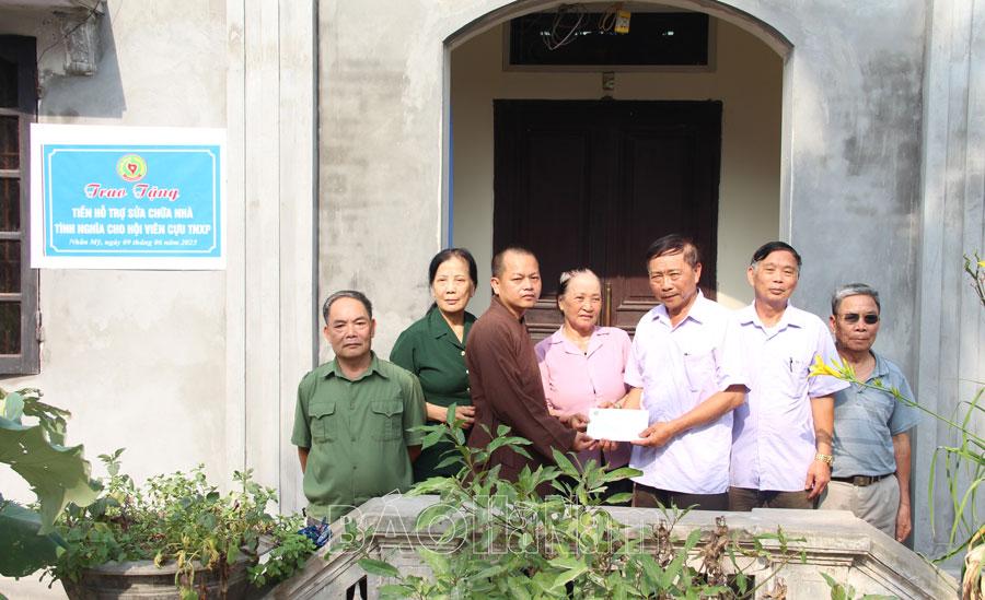 Trao kinh phí hỗ trợ sửa chữa nhà cho hội viên cựu Thanh niên xung phong có hoàn cảnh khó khăn