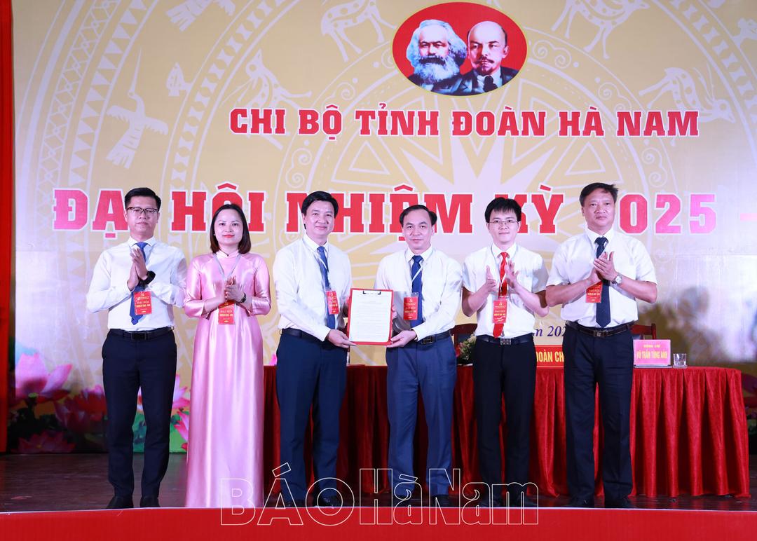 Chi bộ Tỉnh đoàn phấn đấu 100% cán bộ, đảng viên được bồi dưỡng và làm chủ kỹ năng số