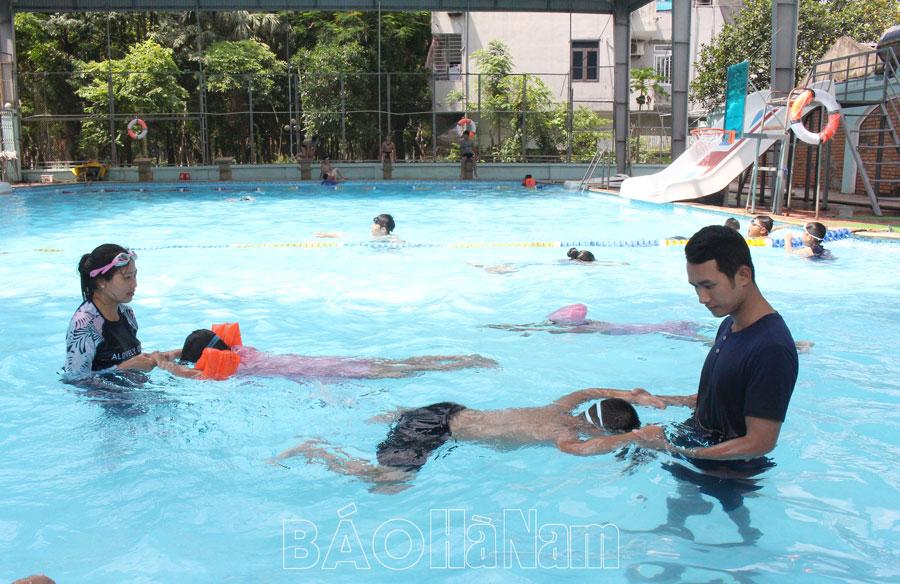 Quan tâm dạy bơi, phòng chống đuối nước cho trẻ dịp hè