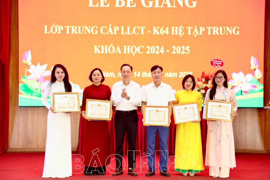 Bế giảng lớp Trung cấp lý luận chính trị hệ tập trung