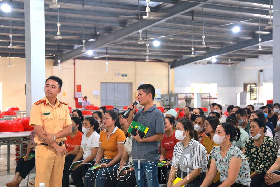 Hơn 350 đoàn viên, CNLĐ tham dự tập huấn Luật trật tự, an toàn giao thông đường bộ